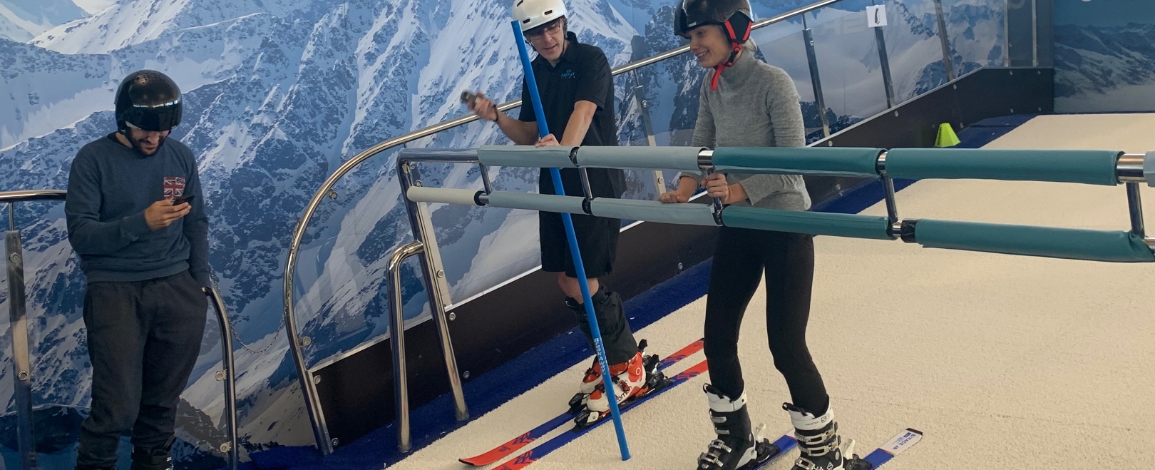 Cada vez más gente aprende a esquiar en pistas sin nieve  